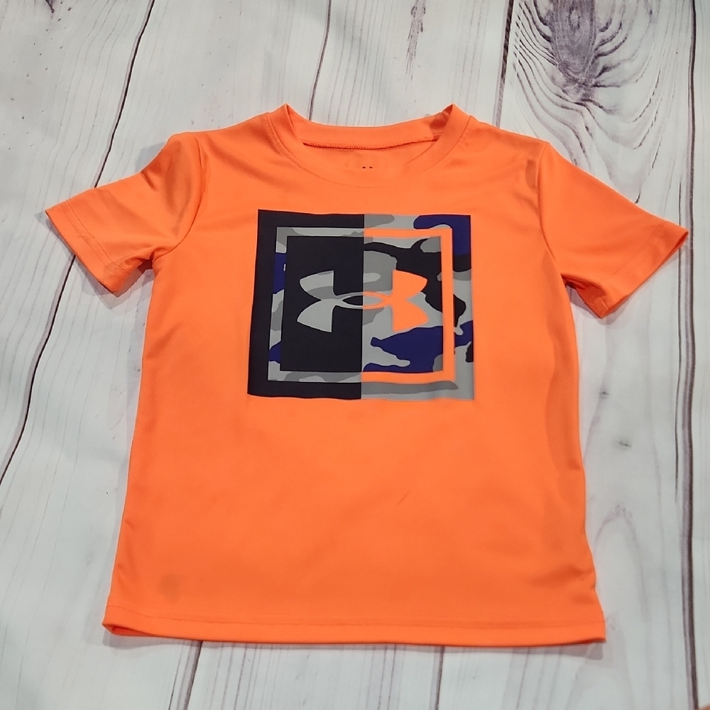 Boys Size 5 Under Armour Orange Short Sleeve Tee with Graphic Design
